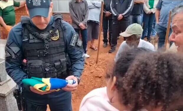 Imagem de compartilhamento para o artigo Militares entregam bandeira do Brasil para pais de policial morto em Paranaíba da MS Todo dia